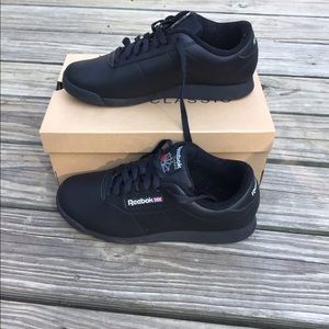 Womens black classic Reebok 8.5 wide